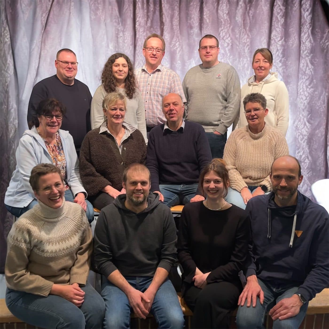 Das Team der Spälkoppel vor dem Bühnenvorhang